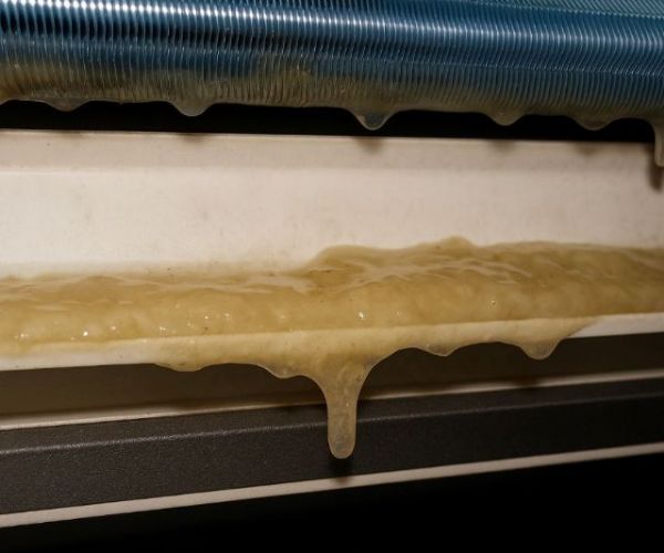 冷氣積水盤的鼻涕狀物質是什麼？原因解析與清潔對策